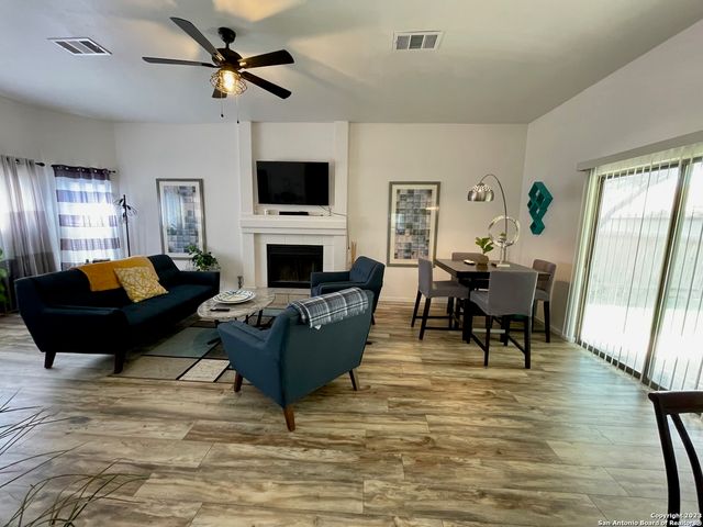 6111 QUAIL FEATHER LN, San Antonio, TX 78233