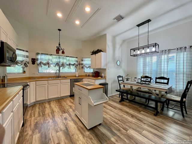 6111 QUAIL FEATHER LN, San Antonio, TX 78233