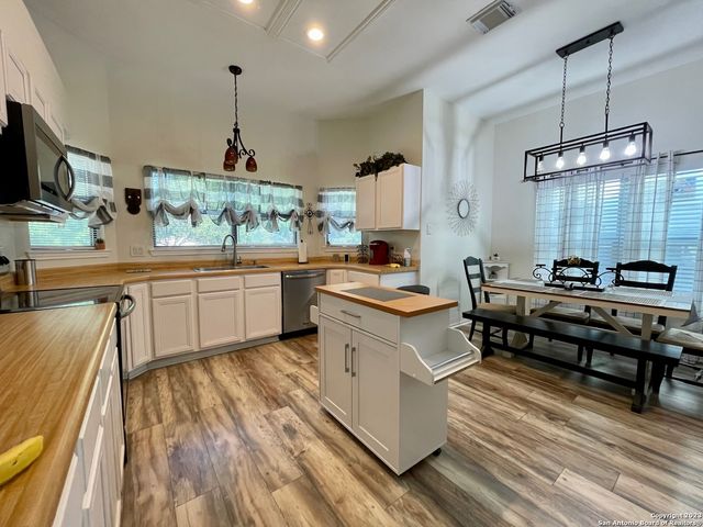 6111 QUAIL FEATHER LN, San Antonio, TX 78233