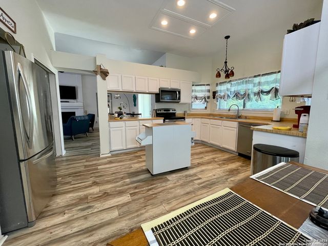 6111 QUAIL FEATHER LN, San Antonio, TX 78233