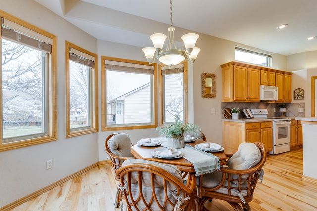 1020 W Cottonwood Dr, Valley Center, KS 67147