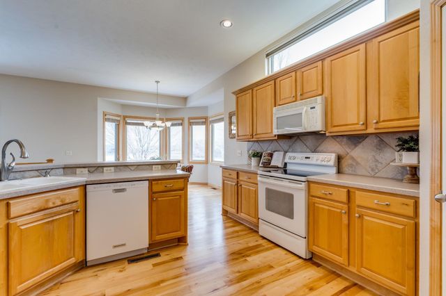 1020 W Cottonwood Dr, Valley Center, KS 67147