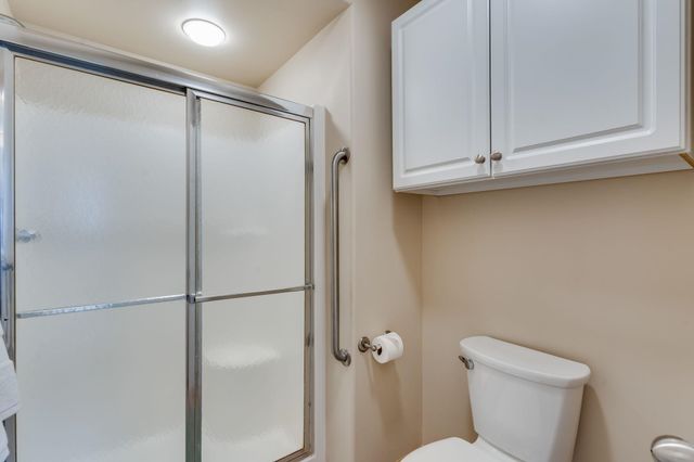 1020 W Cottonwood Dr, Valley Center, KS 67147