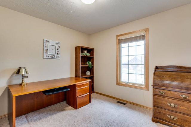 1020 W Cottonwood Dr, Valley Center, KS 67147