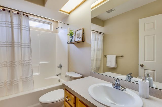 1020 W Cottonwood Dr, Valley Center, KS 67147