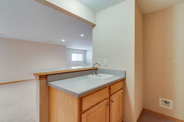 1020 W Cottonwood Dr, Valley Center, KS 67147