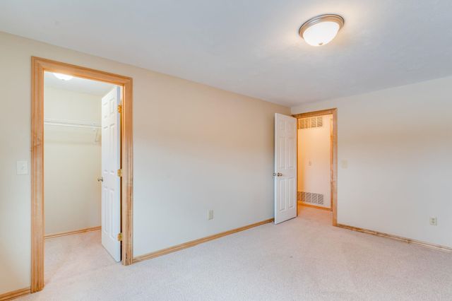 1020 W Cottonwood Dr, Valley Center, KS 67147