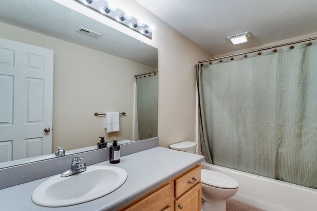 1020 W Cottonwood Dr, Valley Center, KS 67147