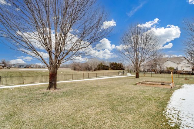 1020 W Cottonwood Dr, Valley Center, KS 67147