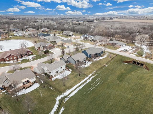 1020 W Cottonwood Dr, Valley Center, KS 67147