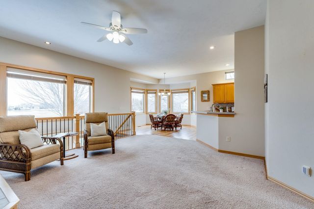 1020 W Cottonwood Dr, Valley Center, KS 67147