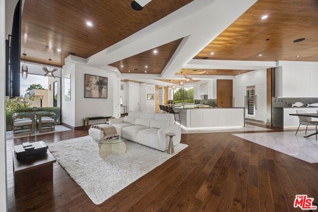 11075 W Sunset Boulevard, Los Angeles, CA 90049