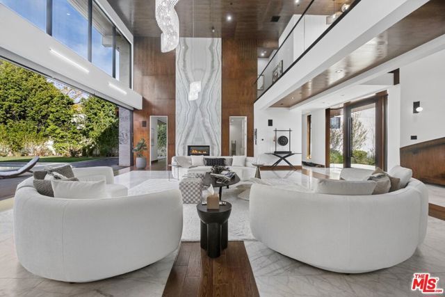 11075 W Sunset Boulevard, Los Angeles, CA 90049