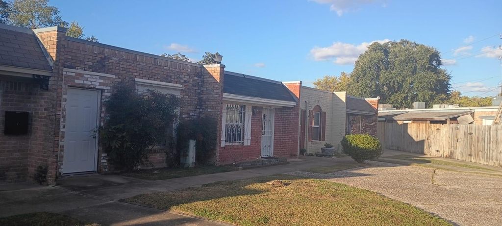 1405 Shadowdale Drive 36, Houston, TX 77043