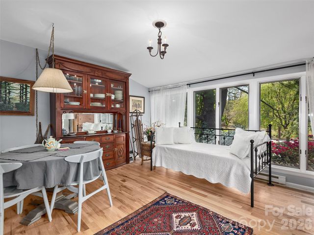 521 Crowfields Lane, Asheville, NC 28803