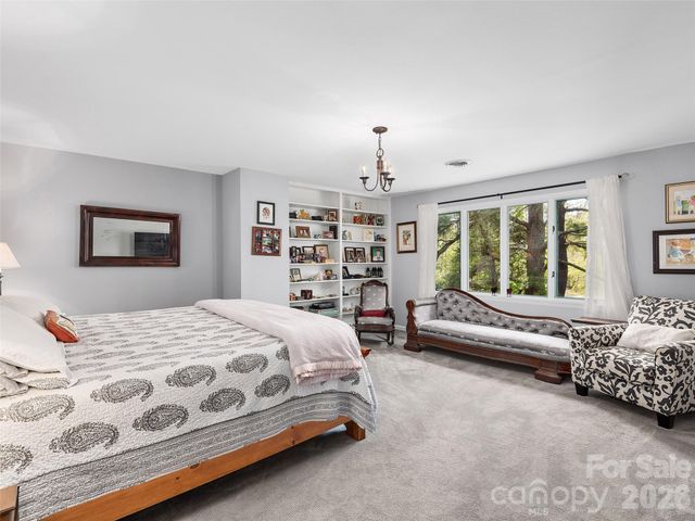 521 Crowfields Lane, Asheville, NC 28803
