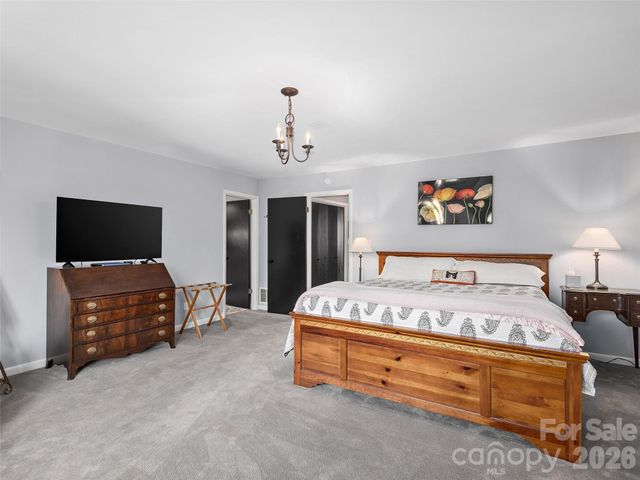 521 Crowfields Lane, Asheville, NC 28803