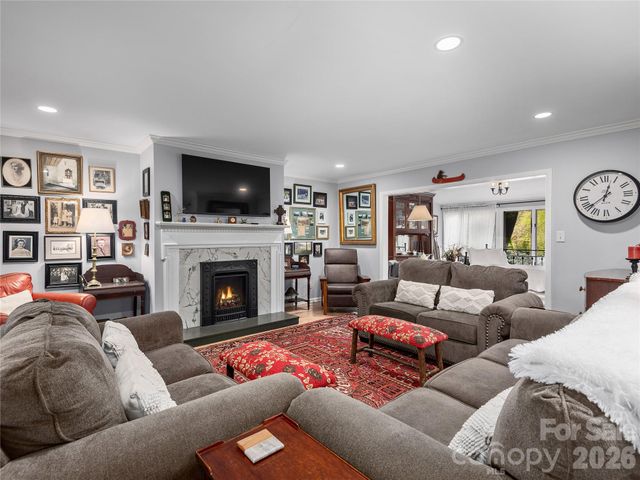 521 Crowfields Lane, Asheville, NC 28803