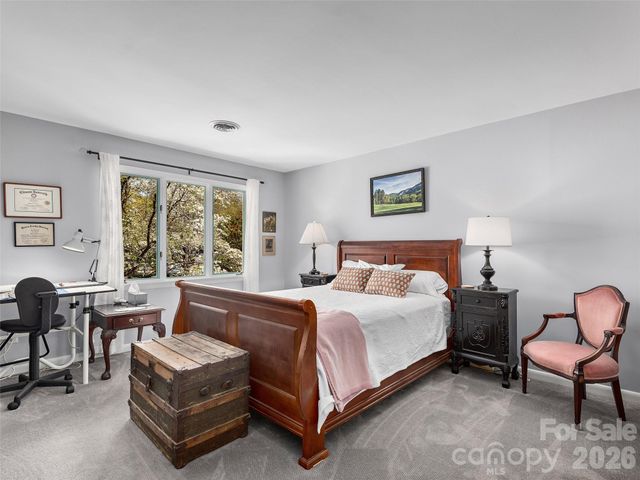 521 Crowfields Lane, Asheville, NC 28803