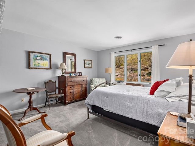 521 Crowfields Lane, Asheville, NC 28803