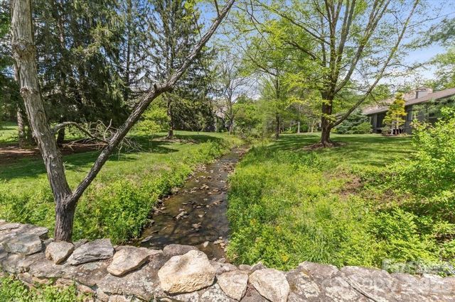 521 Crowfields Lane, Asheville, NC 28803