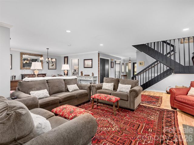 521 Crowfields Lane, Asheville, NC 28803