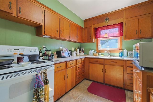 16 Lakeview St, Blackstone, MA 01504