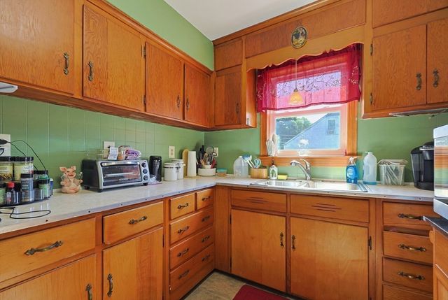 16 Lakeview St, Blackstone, MA 01504
