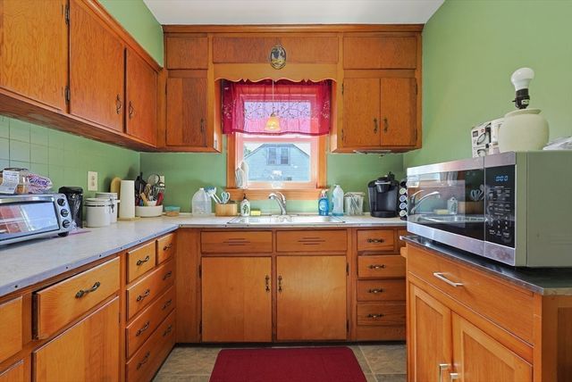 16 Lakeview St, Blackstone, MA 01504