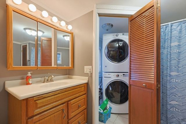 16 Lakeview St, Blackstone, MA 01504