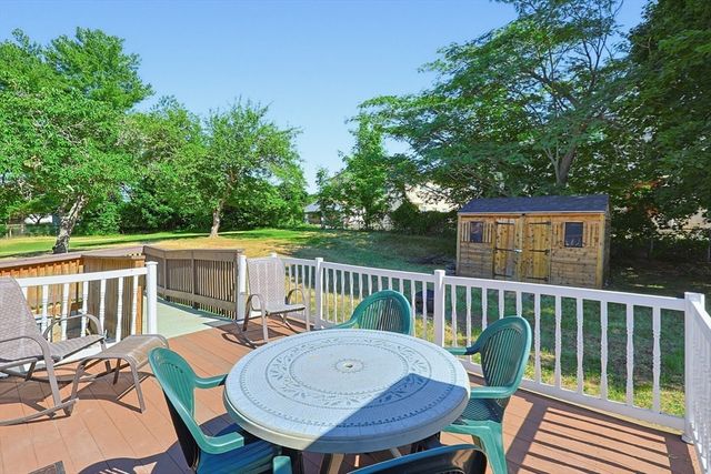 16 Lakeview St, Blackstone, MA 01504