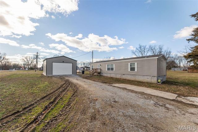21315 N Emerald Road, Carlyle, IL 62231