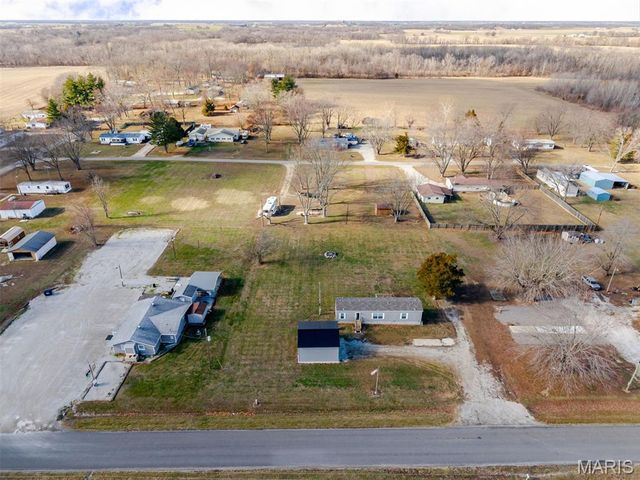 21315 N Emerald Road, Carlyle, IL 62231