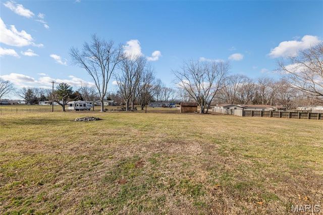 21315 N Emerald Road, Carlyle, IL 62231