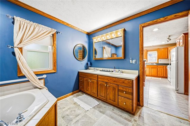 1050 Lake Road, Conneaut, OH 44030