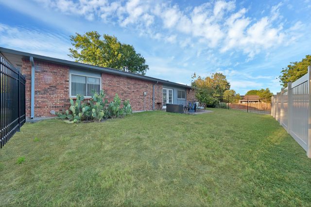 241 S Young Boulevard, Desoto, TX 75115