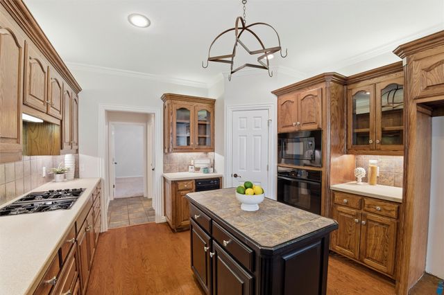 718 Morningside Drive, Mansfield, TX 76063