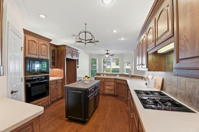 718 Morningside Drive, Mansfield, TX 76063