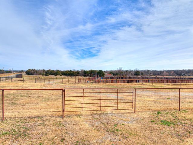 9505 E McElroy Road, Stillwater, OK 74075