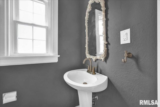 3105 N BIGELOW Street, Peoria, IL 61604