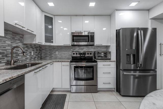 7509 Glendevon Lane 1002, Delray Beach, FL 33446