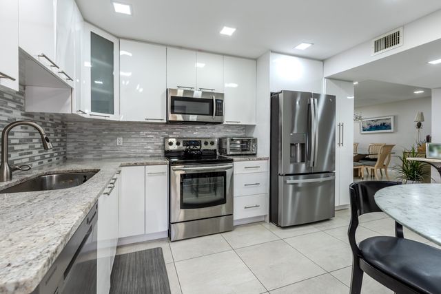 7509 Glendevon Lane 1002, Delray Beach, FL 33446