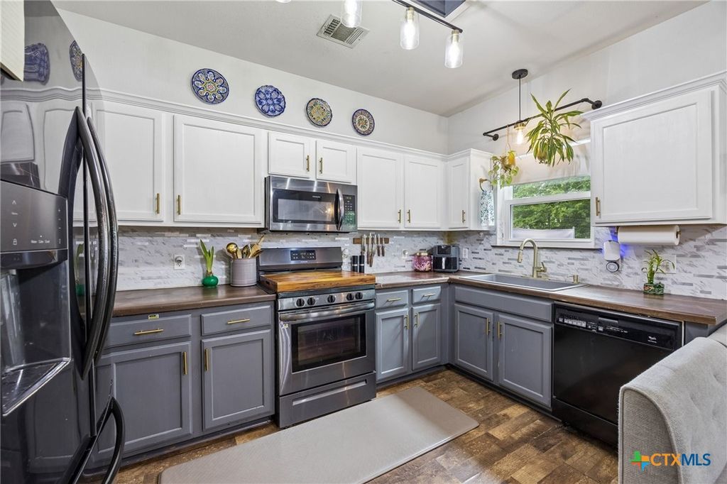 Image 11 of property listing at 614 Paso Fino Trail, Cedar Park, TX 78613