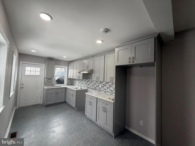 6 SEWARD AVE, Trenton, NJ 08611