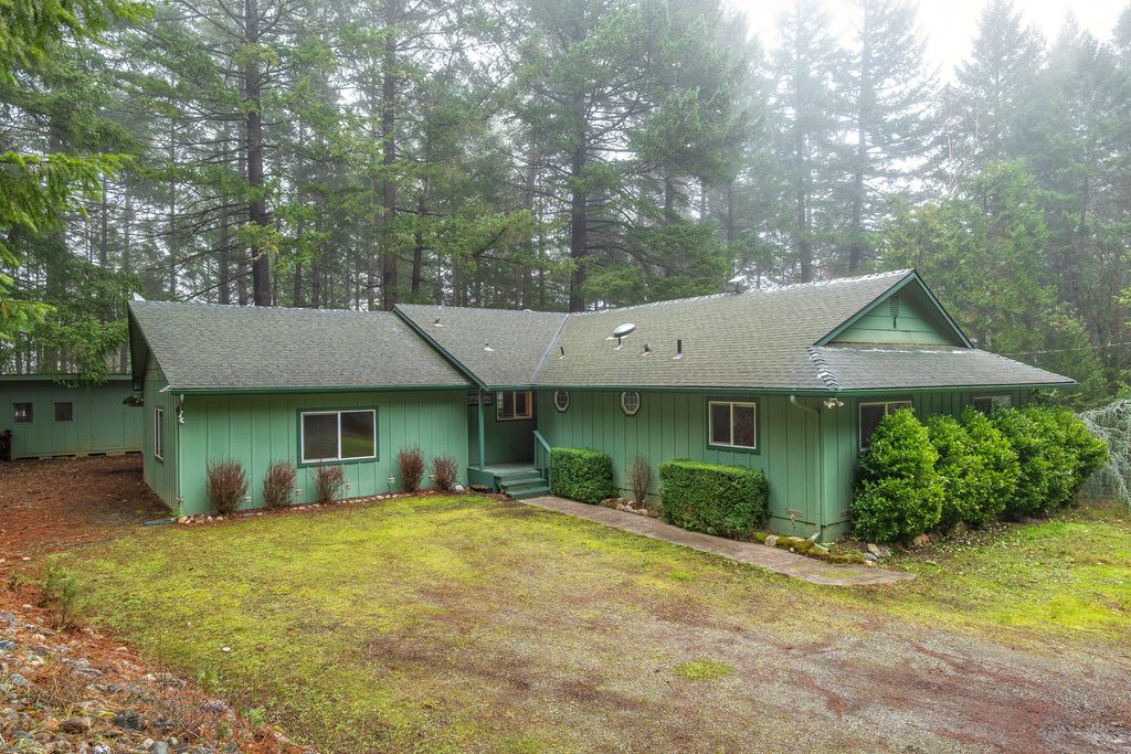 330 Tunnel Creek Road, Grants Pass, OR 97526