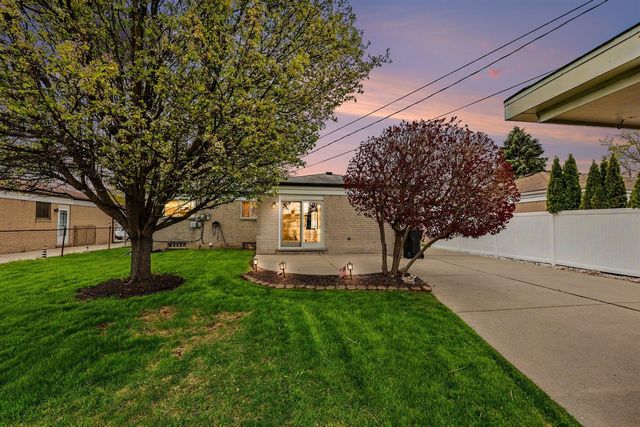 15569 Alsip Street, Roseville, MI 48066