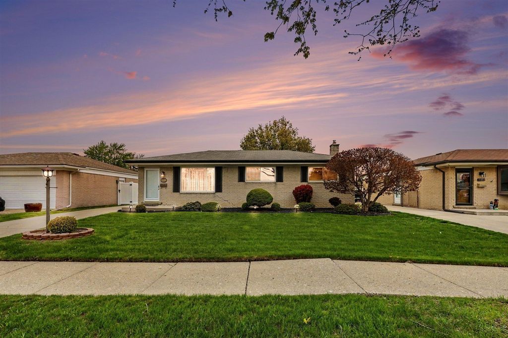 15569 Alsip Street, Roseville, MI 48066