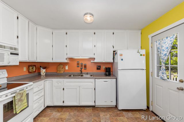 1027 Blue Star Highway, South Haven, MI 49090