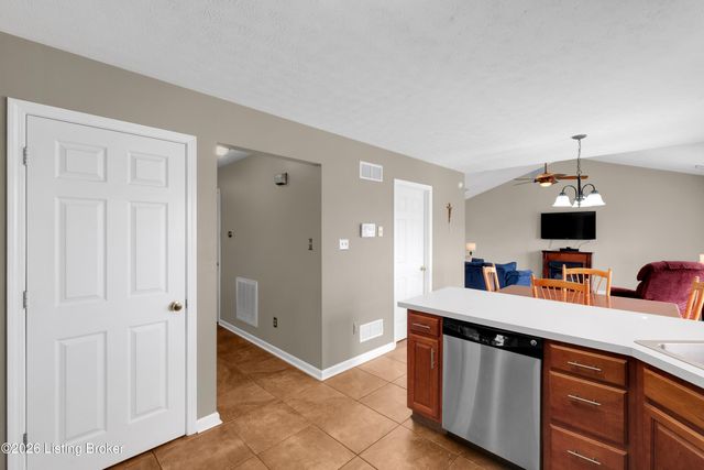 9502 Hunters Trail Ct, Louisville, KY 40228