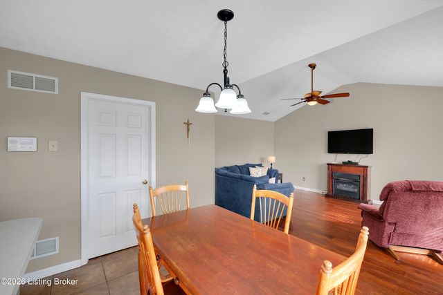 9502 Hunters Trail Ct, Louisville, KY 40228